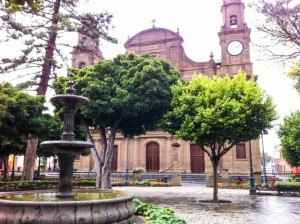 de Gáldar. Den har et nydelig torg som heter Plaza de Santiago, med kirken Iglesia de Santiago de los Caballeros (den kalles også La Iglesia de Santiago de Gáldar).