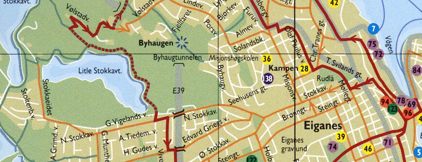 Øst-nordøst for E39 fra er det tett boligbebyggelse fra krysset (rundkjøring) med Eskelandsveien (ved Tasta skole) Byhaugtunnelen og sørover.