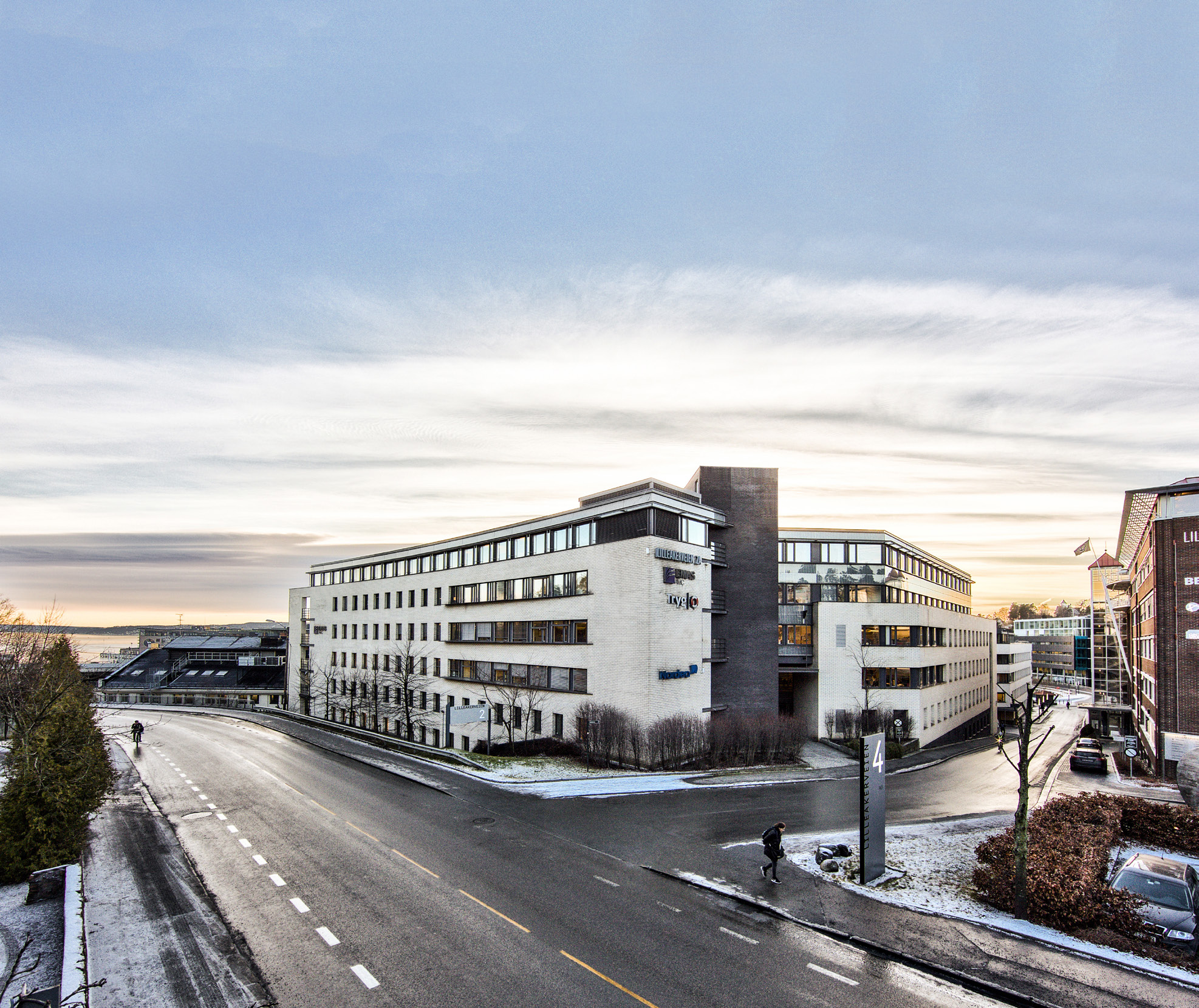 LILLEAKERVEIEN 2A Attraktive kontorlokaler sentralt plassert på Lysaker. Kun 2 minutters gange til Lysaker stasjon, CC-vest mm.