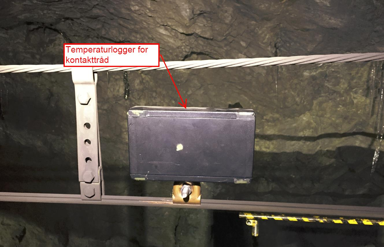 Figur 4-13 vises temperaturloggeren festet til kontakttråden. Figur 4-13 - Temperaturlogger på kontakttråd Den største utfordringen ved innhenting av måledata, er tilgang til spor og arbeidstog.