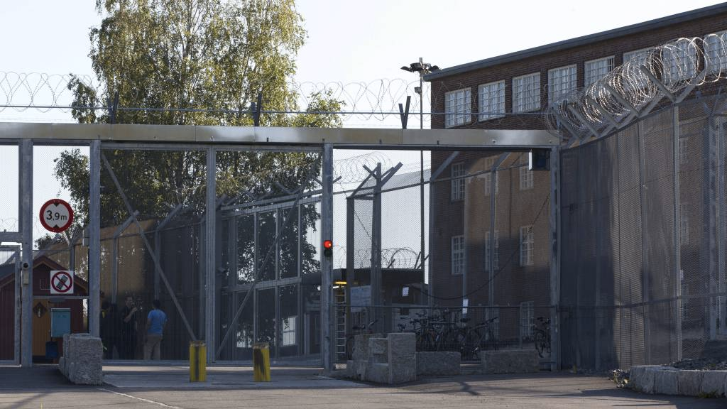 3.3 Åpne eller lukkede fengsler Det finnes 43 fengsler i Norge med ulikt sikkerhetsnivå og alle er statlig drevet (Kriminalomsorgen, 2015a).