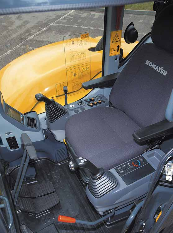 Komfort i toppklasse Førerplassen PC80MR-3 tilbyr en romslig førerhytte på en kompakt maskin, som er