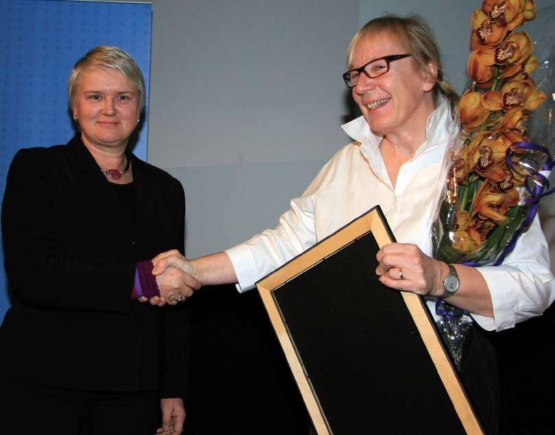 Foto: Dag og Tid Karin Sveen ble tildelt Språkprisen 2007 av
