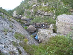 Etter steinura går vatnet gjennom små loner og korte strykparti (figur 7), før elva renn nedover fjellsida mot fjorden. Ein god del av substratet er fjell, men enkelte parti av elva har gytesubstrat.