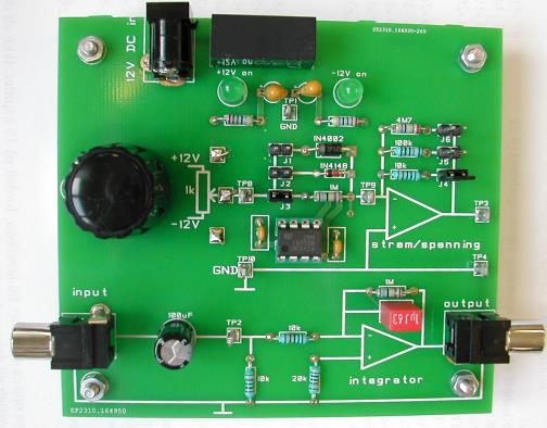 Velg en frekvens i område 100 Hz til 500 Hz Husk - oscilloskopet skal være DC-koplet Figur 8 : Skjema for integrasjon av vekselstrømsignaler. Kommentarer til koplingen i figur 8.