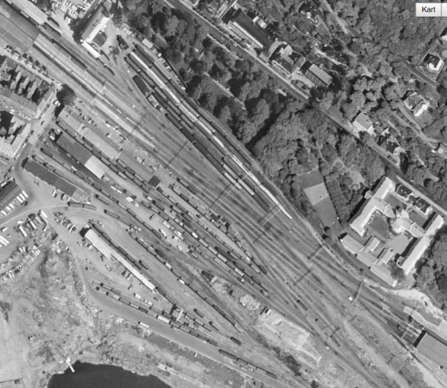Utsnittet av flyfoto fra 1951 under, viser tidligere plassering av ulike jernbanefunksjoner.