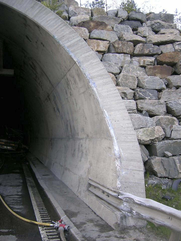 Figur 5: Merker fra vogntoget i tunnelportalen (oransje ellipse) og det utbøyde rekkverket ved tunnelportalen (blå sirkel). Veiutforming og tilhørende krav E6 i Vestby ble åpnet i juni 1998.