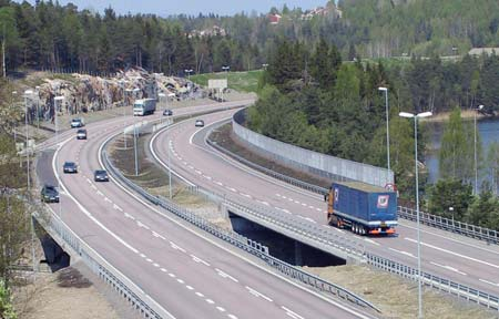 I forbindelse med arbeidet med Nasjonal transportplan 2006-2015 utformet Statens vegvesen en langsiktig strategi om utbygging av viktige stamvegstrekninger til fire felt.