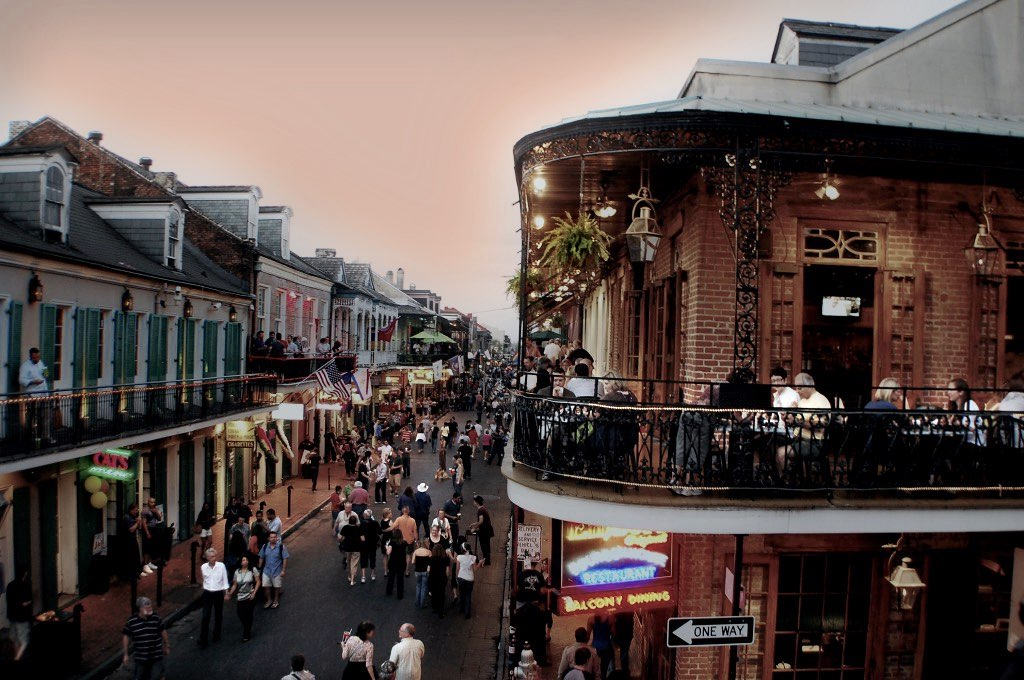 BYEN SOM ALDRI SØV New Orleans var i si tid kjend for slavemarkedet, og for nattelivet i det berykta Franskekvarteret, eller French Quarter.