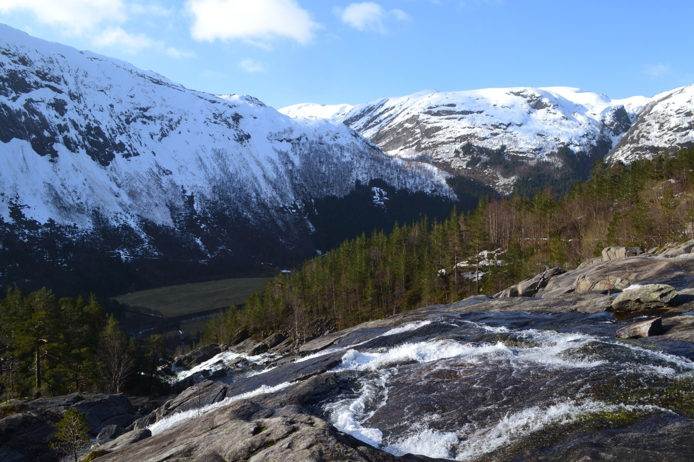 Bjørneklettbotn kraftverk Bjørneklettbotn kraftverk vil nytta eit fall på 220 m i Haugsdalselva mellom inntaket på 320 moh og kraftstasjonen på 100 moh.