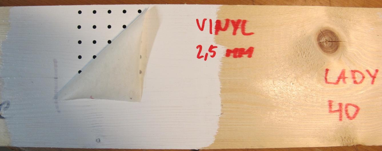 Limet på vinylfolien er sterkere enn limet på applikasjonspapiret som gjør at prikkene blir sittende igjen på prøvestykket når applikasjonspapiret rives av. Figur 23 Påføring av klebende prikker.