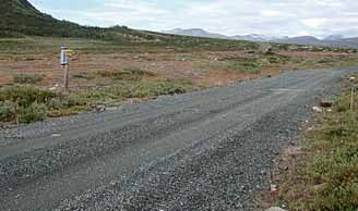 Fjerning av vegstrekningen gjennom Grøndalen (vest i skytefeltet, i alt 10 km) samt indre 4 km av Snøheimvegen (fra Stridåbrua til Snøheim) ligger inne