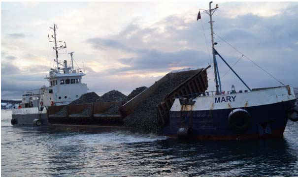 LNS-Nytt 8 Tirsdag 16. februar 2016 Bjarkøyforbindelsen Av Stein Erik Myhre, LNS Bjarkøyprosjektet er i en fase der man flytter masser med lektertransporten ut i Sandsøysundet.