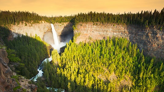 Mount Robson er Canadas høyeste fjell, med sine knappe 4000 moh. Dere kan også ta et stopp ved Blue River, hvor dere kan ta en tur i båt eller kajakk, og se bjørner fra vannet hvis dere er heldige.