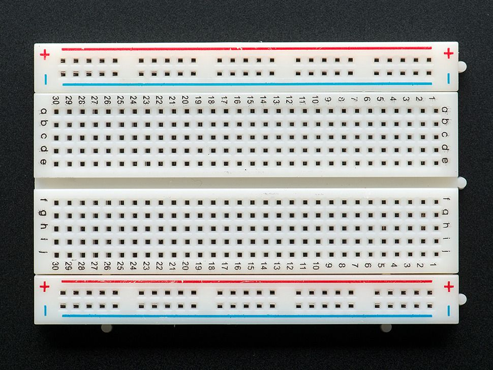 Koble kretser: breadboards Til Arduino følger det med et såkalt breadboard.