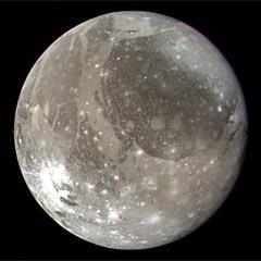 Ganymedes Den største månen (større enn Merkur, men har lavere masse) Kjerne av jern Overflate av is Magnetfelt Ganymedes veier 2.