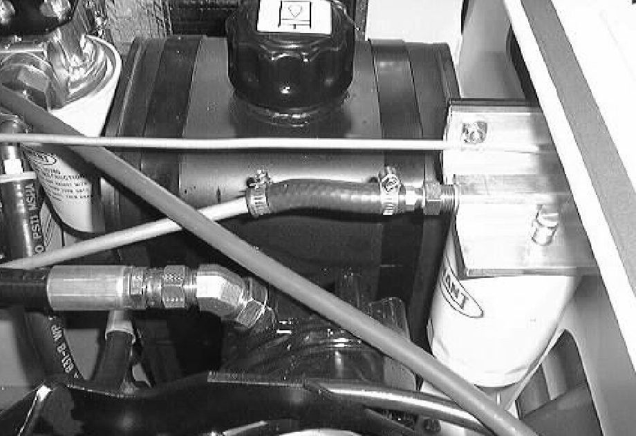 VEDLIKEHOLD DIESELFILTER Filteret beskytter motoren mot urenheter i drivstoffet. Filteret er montert bak i motorrommet ved siden av hydraulikkbeholderen. Skift filterinnsatsen hver 400 driftstime.