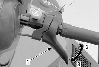 Når den slippes, går motorens hastighet automatisk tilbake til tomgang. fmo2012-003-013 19 SLEPEKROK (KROKTYPE) 1. Styret 2. Gasshåndtak 3. Bremsehåndtak 4.