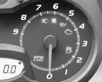 mmo2008-003-013_h 1. Digitalt display mmo2008-003-014 VENSTRESIDEAVMÅLER 2) Turteller (RPM) Måler antall omdreininger per minutt (RPM). Multipliser med 1.000 for å få faktisk antall omdreininger.