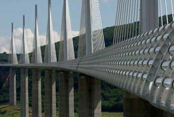 MULIGHET FOR BRUK AV VINDSKJERMER Fra Millau viaduct Det er kjent fra andre bruprosjekter at vindskjermer kan ha en negativ innvirkning på flutterhastighet på avstivningsbærere bestående av en