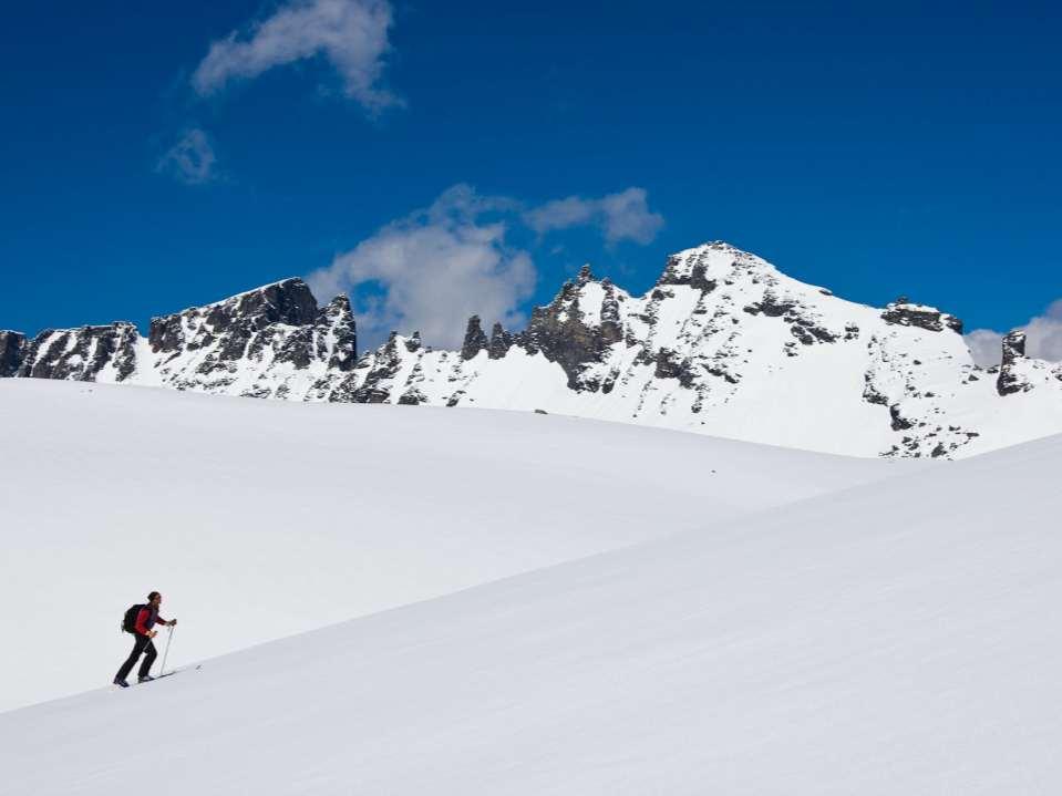 Observatørene gjør en totalvurdering av situasjonen Hvordan har vinden tatt i terrenget? Hvordan påvirker sola snøen? Hvordan kjennes snøen under skiene?