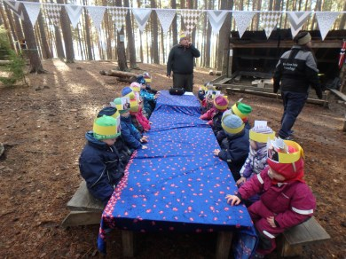 Ekorn og hare fant ut at vi skulle feire kongen vår med en skikkelig fest som en konge fortjener. Vi bestillte opp en stor kake og pyntet oppe på furutoppen.