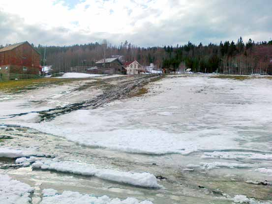 Avrenning med hestemøkk på frossen mark vinter 2013 (Foto: Odd Atle Tveit) enkel vannbehandling der vannets korrosive egenskaper forbedres.