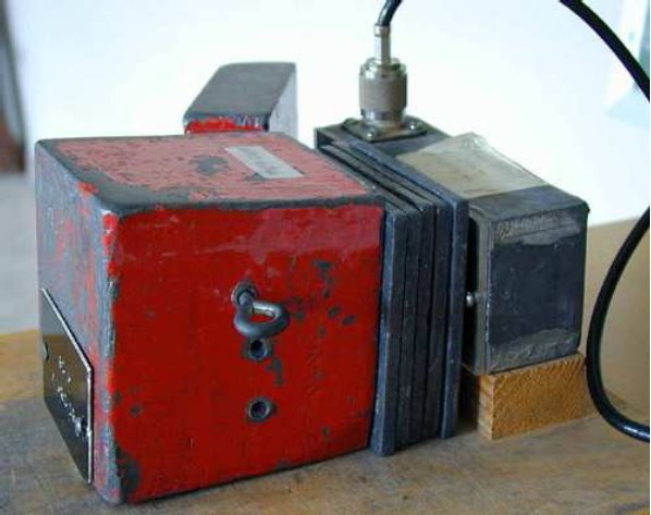 4 FYS1000 - vår 2014 Figur 1: Blykammer til venstre, GM-rør til høyre, og blyplater i midten.