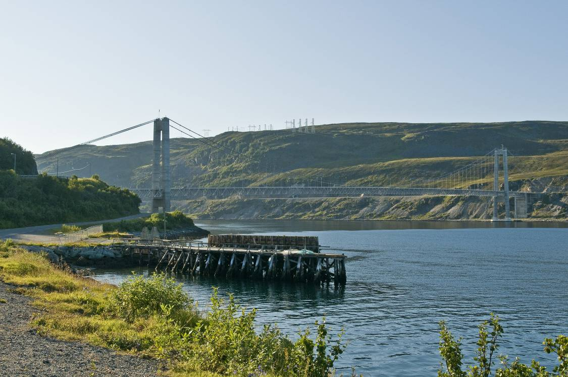 Foto: Einar Berg Figur 89: Ved kryssingen av Kvalsundet må 420 kv-ledningen føres ut på avspenningsbukker, som kommer i