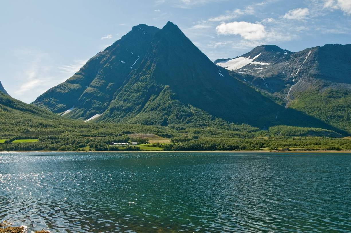 420 kv Balsfjord Hammerfest kanskje mest fremhever landskapet i influensområdet er den storslåtte skalaen rundt det vide indre bassenget av Balsfjorden.