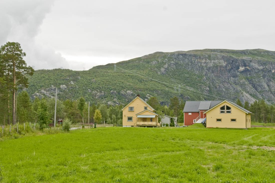 420 kv Balsfjord - Hammerfest Figur 65: Sett fra bebyggelsen rundt Øvre Alta skaper traseen i alternativ 1.0 opp mot Store Raipas en ganske markant fjernvirkning. Her eksisterende 132 kvledning.