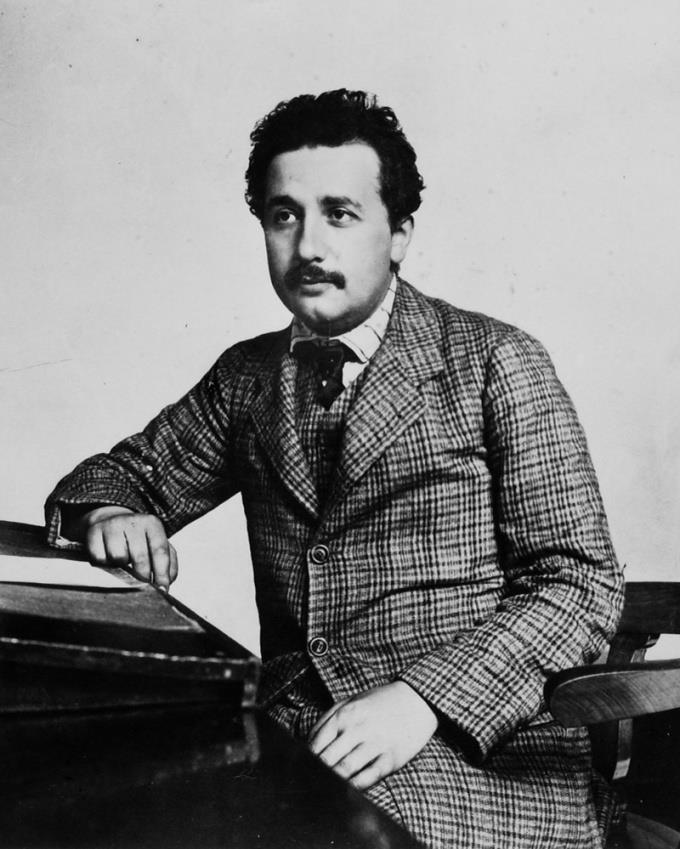 Spesiell relativitetsteori Einsteins mirakelår 1905 an var 6 år gammel og joet som patenteandler ved det sveitsiske patentyrået i Bern i 1905 puliserte an fire artikler: forklaring