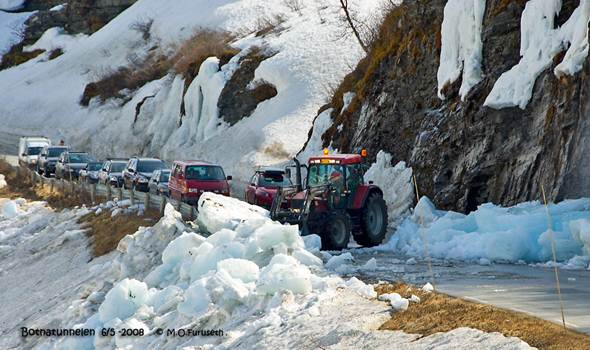 Isnedfall og iskjøving Isnedfall: Isblokker som faller ned fra en bratt fjellside eller skjæring