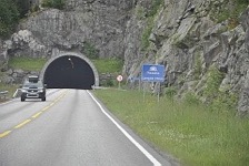 Undersøkelse fra 2009 (3) Ulykker i tunneler skjer sjeldnere, men har ofte større konsekvenser enn de som skjer utenfor tunneler