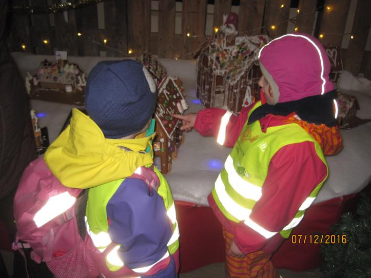 Vi hadde felles adventsstunder med Jordbær hver mandag og adventssamlinger på avdelingen hver dag. Hver samlingsstund ble åpnet og avsluttet med samme element.