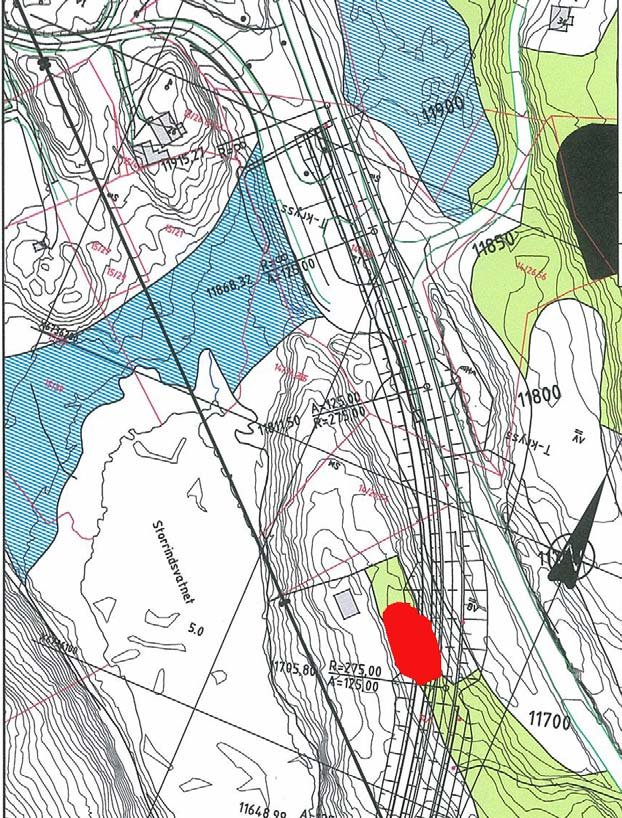 Figur 3 Traséen er i direkte konflikt med dyrkingslaget med Askeladden id. nr. 91068. Kvar rute er 100x100 meter. I profilen er det trekolhaldige gråsvarte humuslaget ein 5-8 cm tjukt.