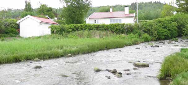 8. Hydrologi - Vikhammerelva løsningsforslag Figur 67: Store steiner langs kanten og bunnen av elveløpet til Vikhammerelva.