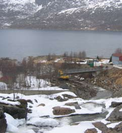 Flomsikring av boligbebyggelse. Beskrivelse: Ersfjordelva på Kvaløya har strie stryk og fosser ned mot utløpet i Ersfjordbotn.