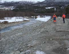Finansiering: Lesja kommune 20% Norges vassdrags- og energidirektorat 80% Formål med tiltaket: Reparasjon av forbygning/flomverk som hadde blitt skadet under årets flom.