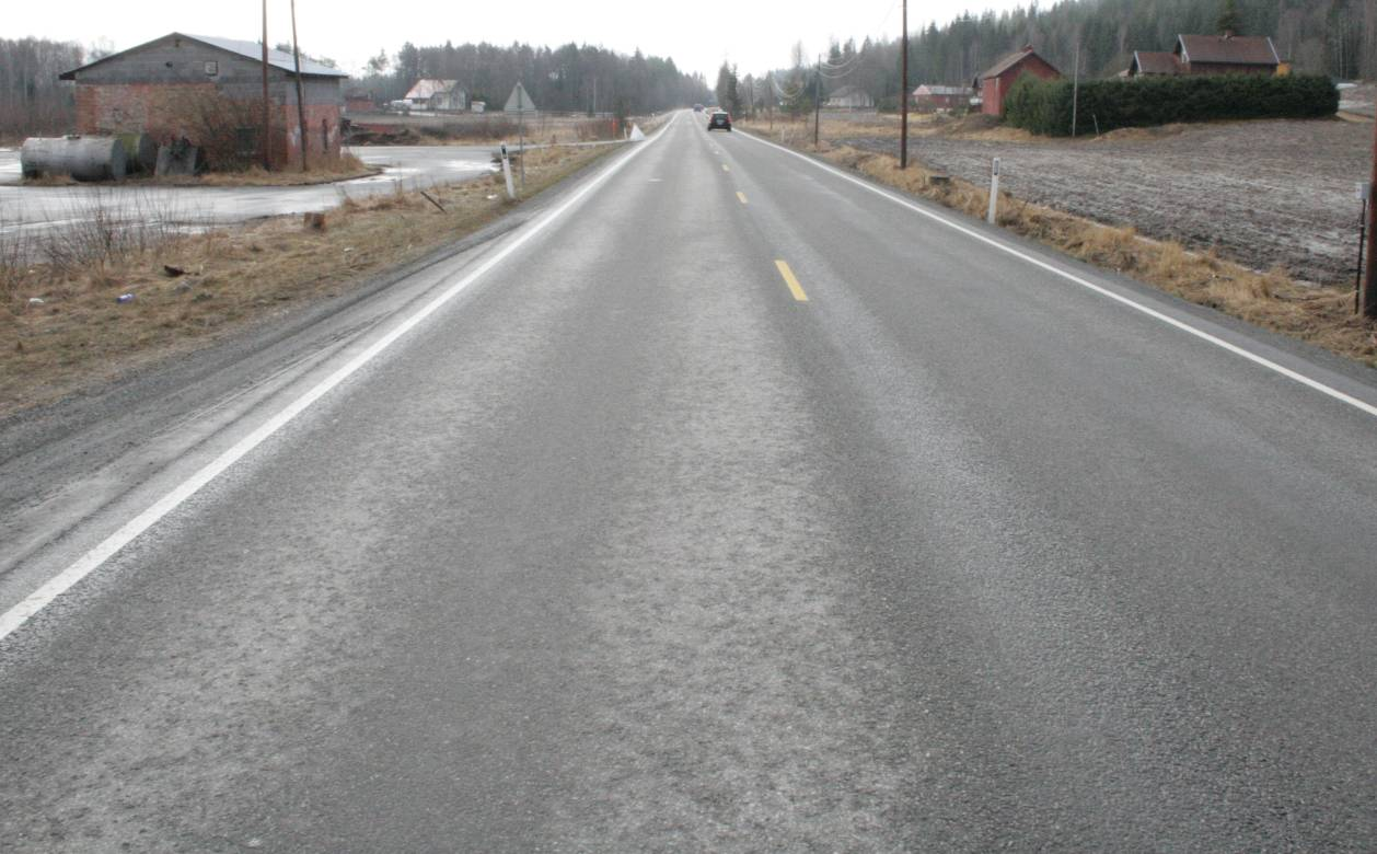 Utover i observasjonsperioden letta skodda, og det vart lettskya ver med solgløtt. Dette førte til at vegbanen tørka.