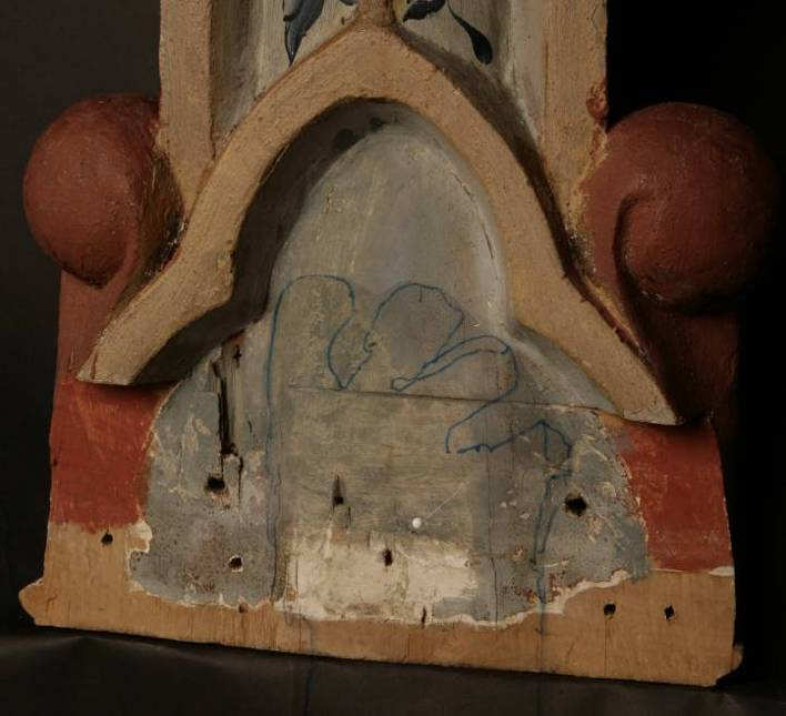 Flere kunsthistorikere har ment at det lille relieffet som henger i Hedalen stavkirkes kor opprinnelig plassert på nederste trepassfelt på korsstammen. Foto: Birger Lindstad 2007. Figur 27.