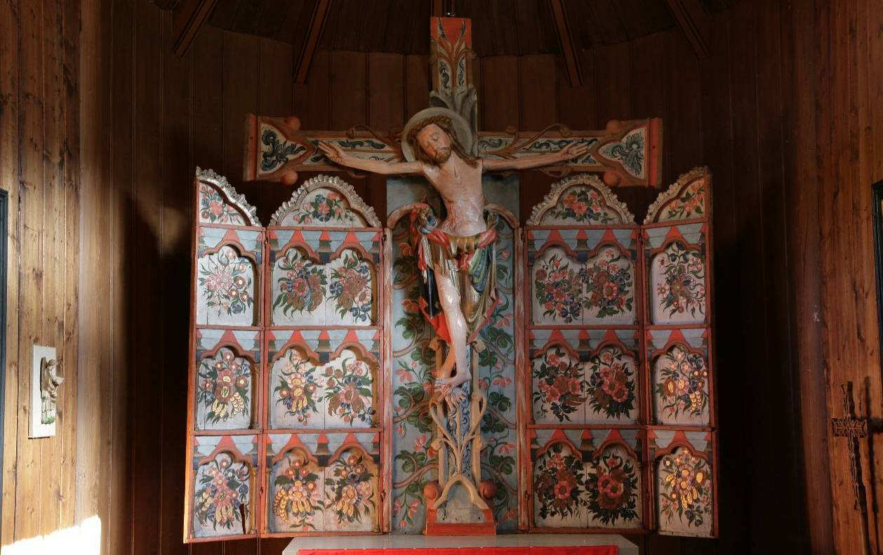 Figur 35. Hedalen stavkirkes krusifiks og Mariaskap, begge fra 1200-tallet, er ombygget og staffert til en rokokkotavle altertavle, plassert på alterbordet i kirken.