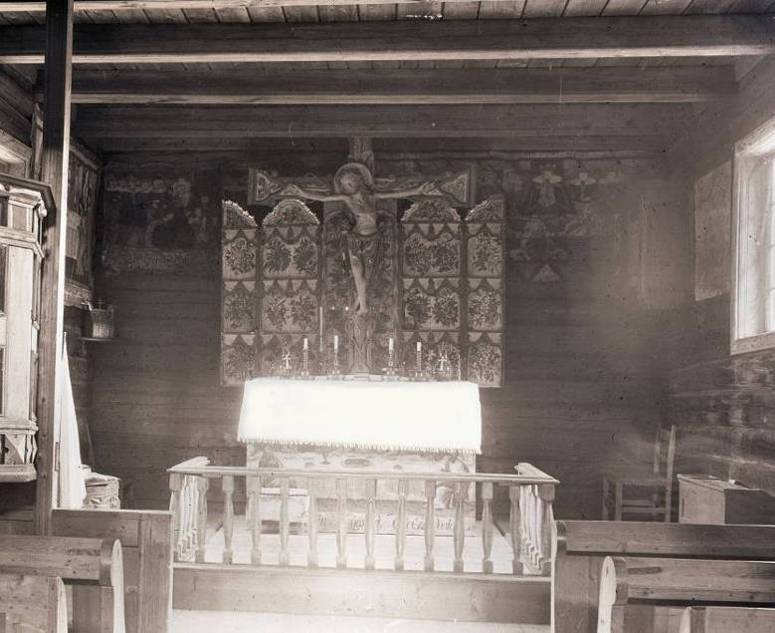 Figur 36. Hedalkrusifikset som en del av kirkens altertavle, fotografert før østskipet ble ombygget. Altertavlen og krusifikset er montert bak alterbordet, ikke oppå som i dag.
