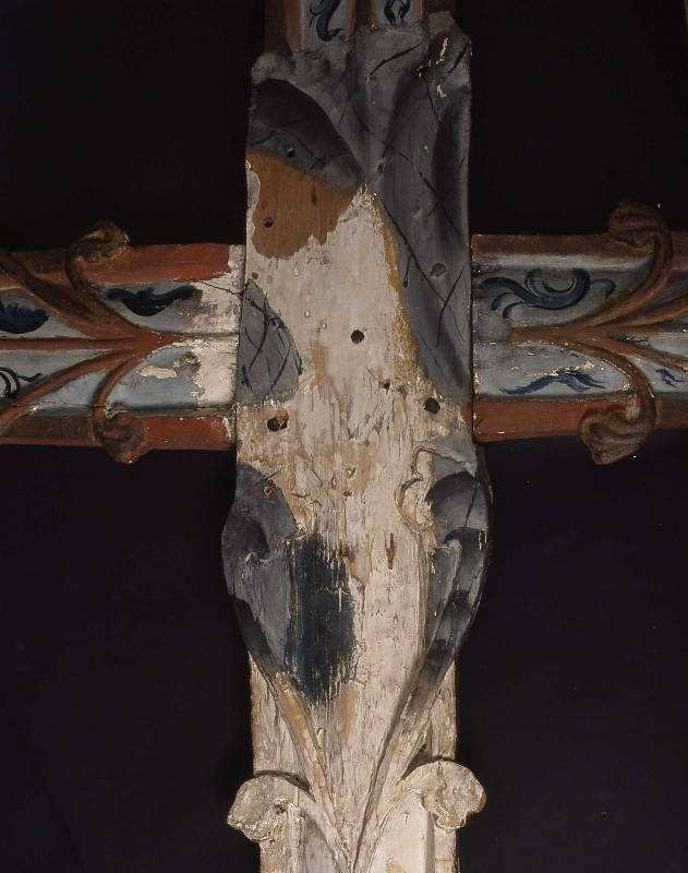 Da korsarmen og skulpturen ble senket på korsstammen ble den tidligere delvis grunderte, men umalte, korsmidten synlig. Korsmidten ble derfor marmorert.