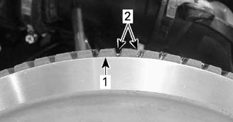 Drei ringen med klokken for å heve reimen i reimskiven. 6. Stram klemskruen godt. Stram om mulig til 5.5 N m ± 0.5 N m ( ± ) ved hjelp av en moment- nøkkel. 7. Montere drivreimvernet.