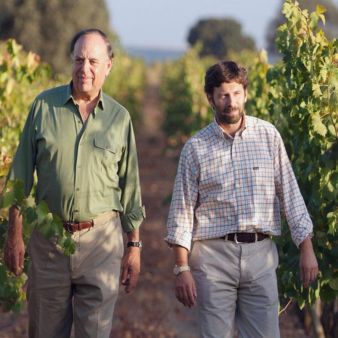 Carlos Falco Carlos Flaco er født i Sevilla i 1937. Han er regnet som en lidenskapelig vinelsker og er eier av vinhuset Marques de Griñon.