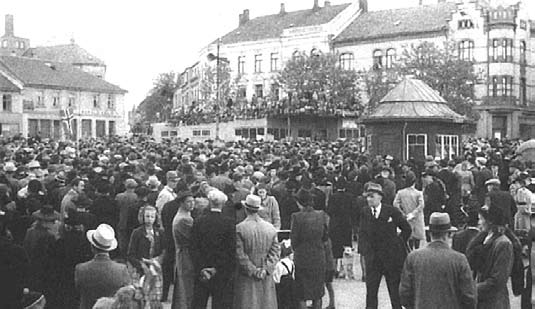 En by uten sosiale rom er ingen by. Forestillingen om at torget er byenes storstue, et rom som kan brukes til fest, teater, hvile og oppbyggelse går langt tilbake, helt til det greske torg agorà.