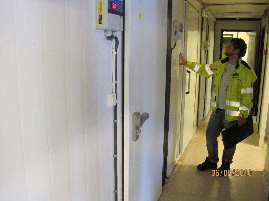 ned Foto 4: Kjøleromsplater ved kantine kan ha