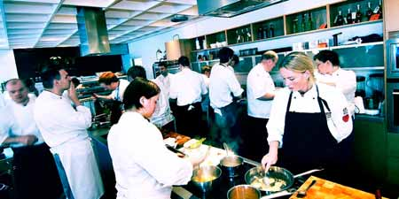 Delmål 2: Mer og bedre bruk av sjømat på norske serveringssteder Bakgrunn Konsumet av sjømat innenfor hotell- og restaurantsektoren i Norge har ikke økt de siste årene.