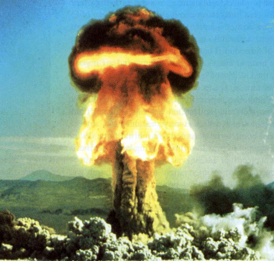 Kjente utslipp av radioaktivitet De første store utslipp av radioaktive stoffer var knyttet til de kjernefysiske bombeprøvene. Ialt er det sprengt over 500 bomber i atmosfæren.